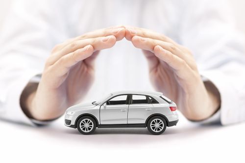 © Jakub Krechowicz - stock.adobe.com Foto: Hände über kleinem Auto