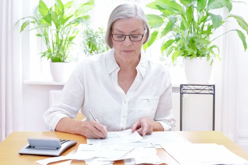 © agenturfotografin - stock.adobe.com Foto: Frau bearbeitet Unterlagen